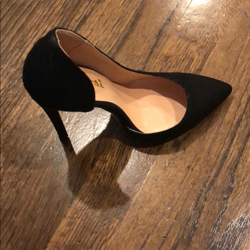 Never worn!! Black suede pumps